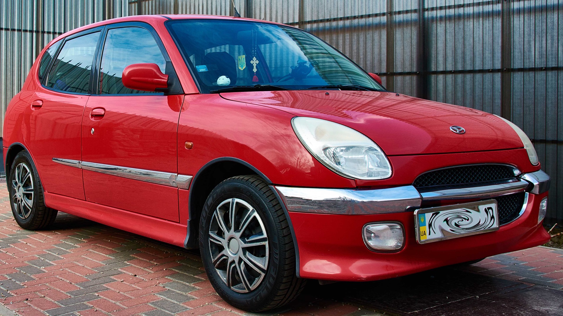 Daihatsu Sirion (1G) 1.3 бензиновый 2000 | Pure red 4x4 на DRIVE2