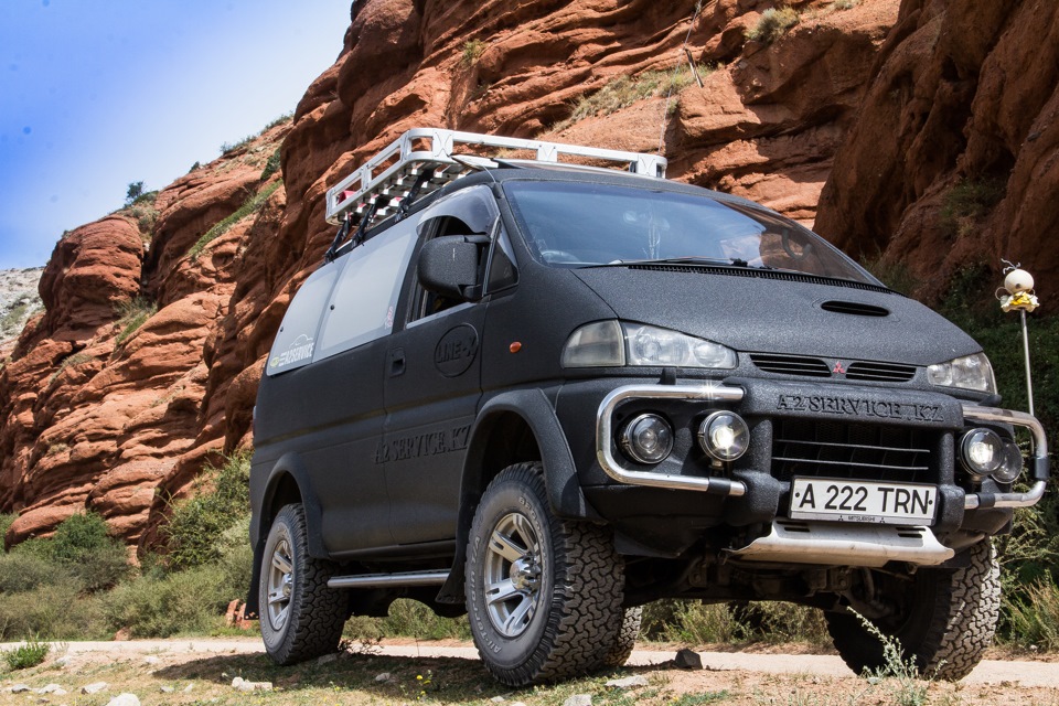 M delica. Мицубиси Делика. Митсубиси Делика 4х4. Mitsubishi Delica l400. Mitsubishi Delica булка.