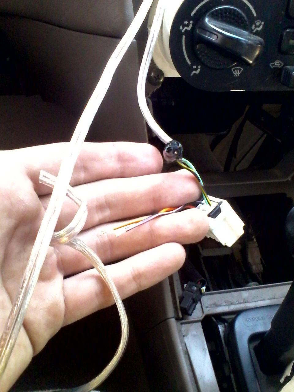 Как подключить задние колонки. Магнитола пионер схема подключения динамиков. Как подключить задние колонки. Провода подключения колонок подключить. Динамики от магнитолы ходят.