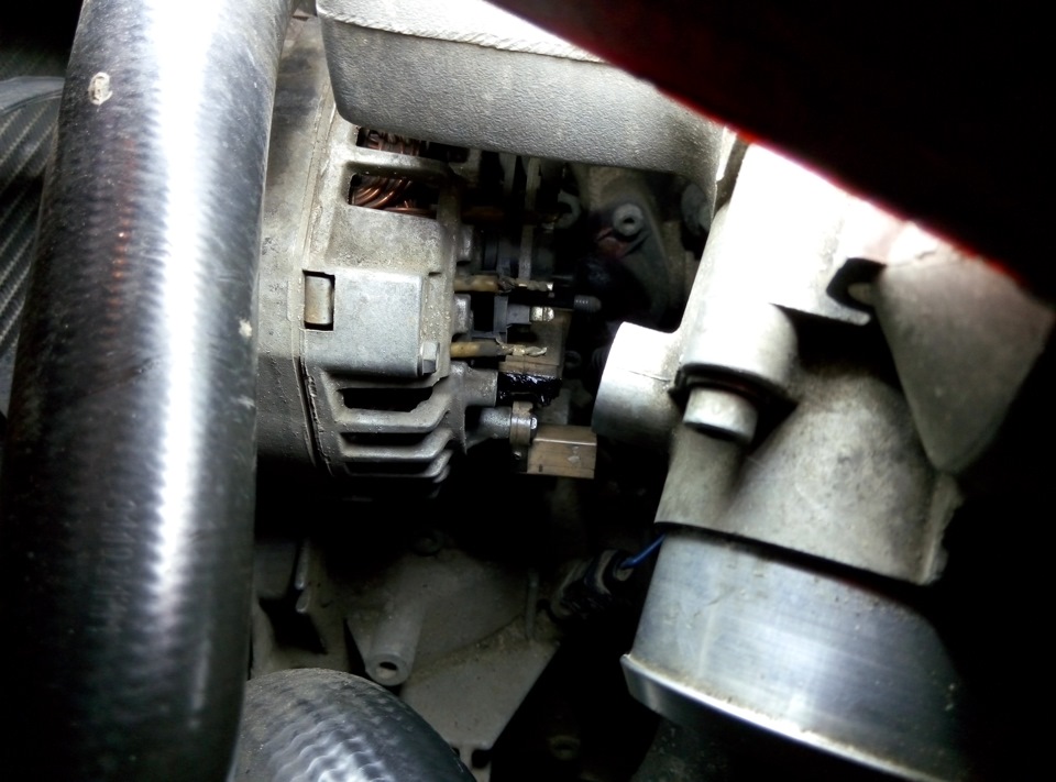 Гену снимать не стал, подлез так. Снимаем клему с акума, снимаем пластиковую крышкус генератора, и видим регулятор напряжения… — Volkswagen Passat B5