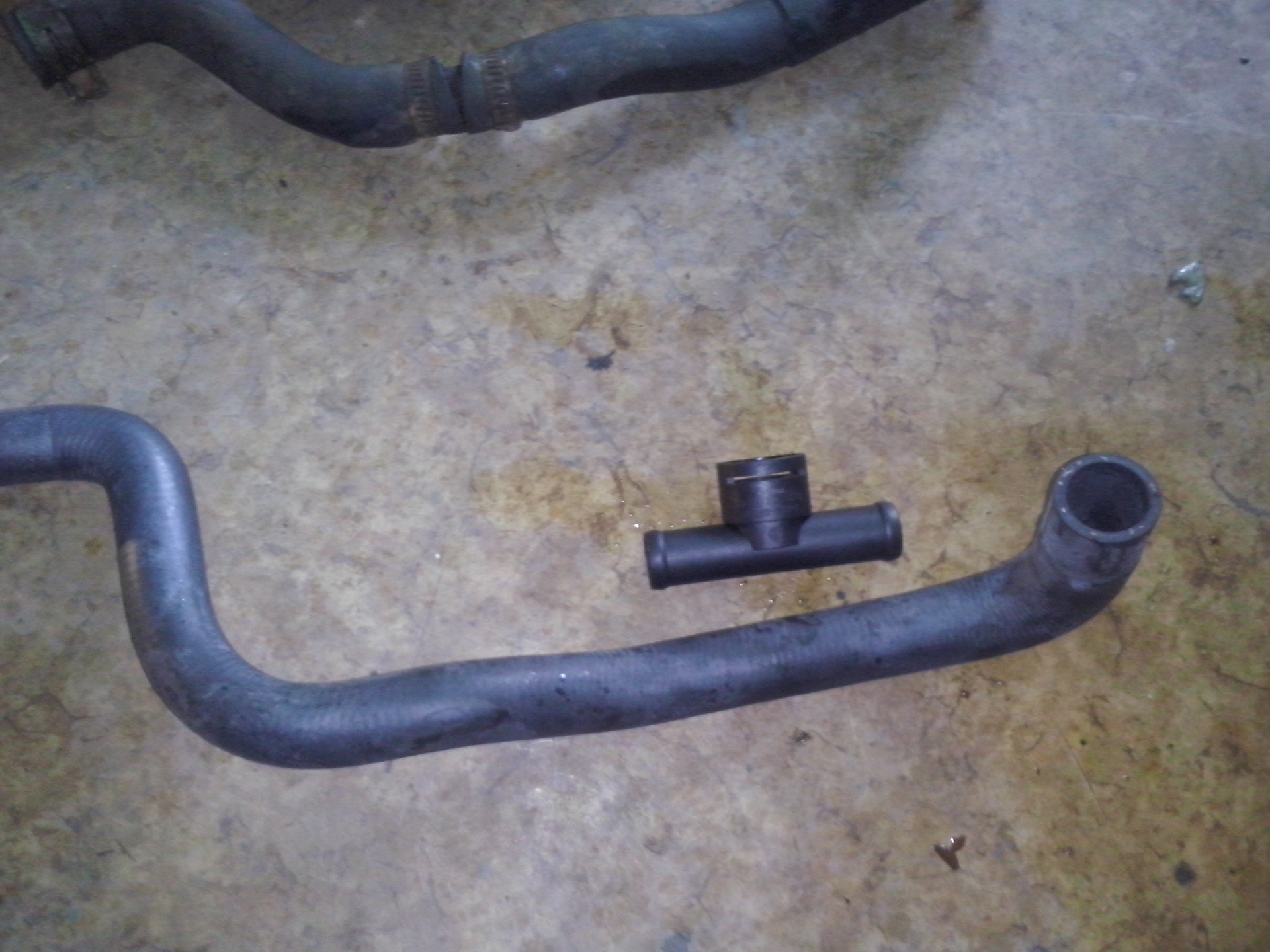 Vw polo 2014 патрубок печки. 6r0122157b. 6 2001г. Патрубок радиатора фольксваген т5. Патрубок от блока ауди 80.