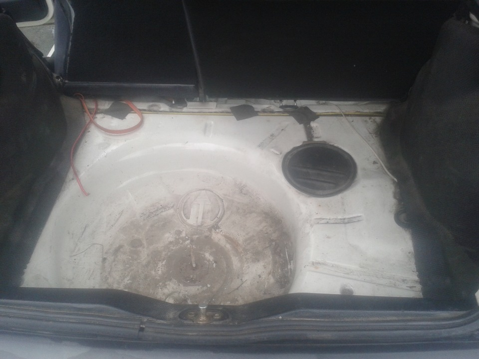 Выкидываем все лишнее, снимаем ковер — Volkswagen Golf Mk3