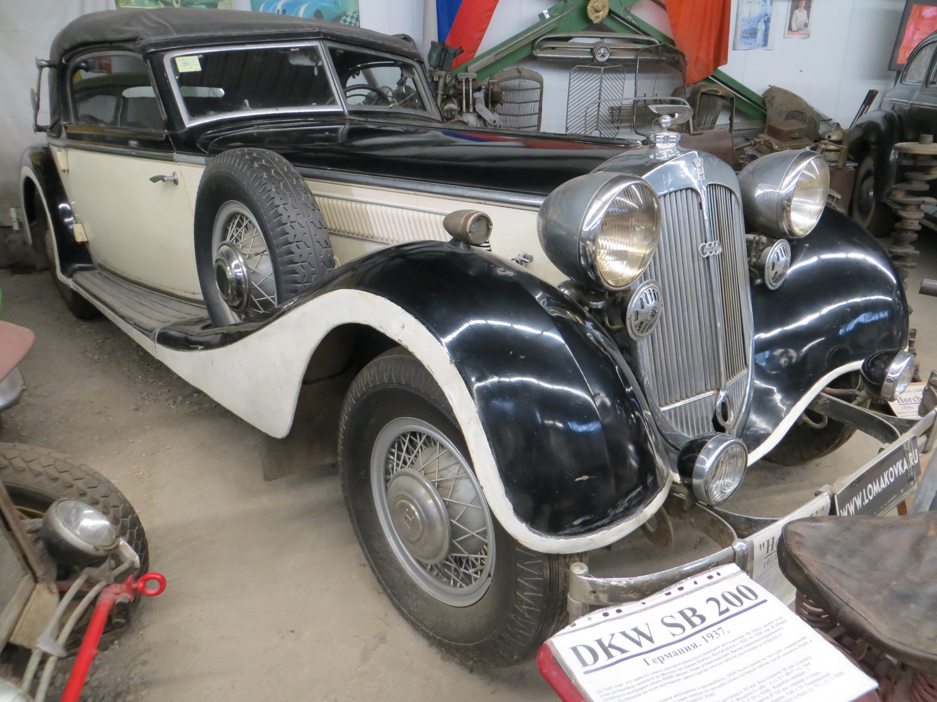 Ломаковский хозяин музея. Ломаков ломакова. Ломаковский музей старинных автомобилей и мотоциклов москва. Ломаков ломакова. Музей автомобилей люблино ретро.