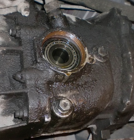 Ах да, точно, у меня же еще «сорок первый» Москвич есть (тут вид на левый привод, которого нет, и отсутствует гайка дифференциала с сальником)! Фото не мое, откуда-то с Д2, да и у меня коробка чуть-чуть «модифицированная» (кому вдруг стало интересно – в БЖ Москвича есть запись «Дела КППшные» о двух частях) — Lada Granta (2G) FL