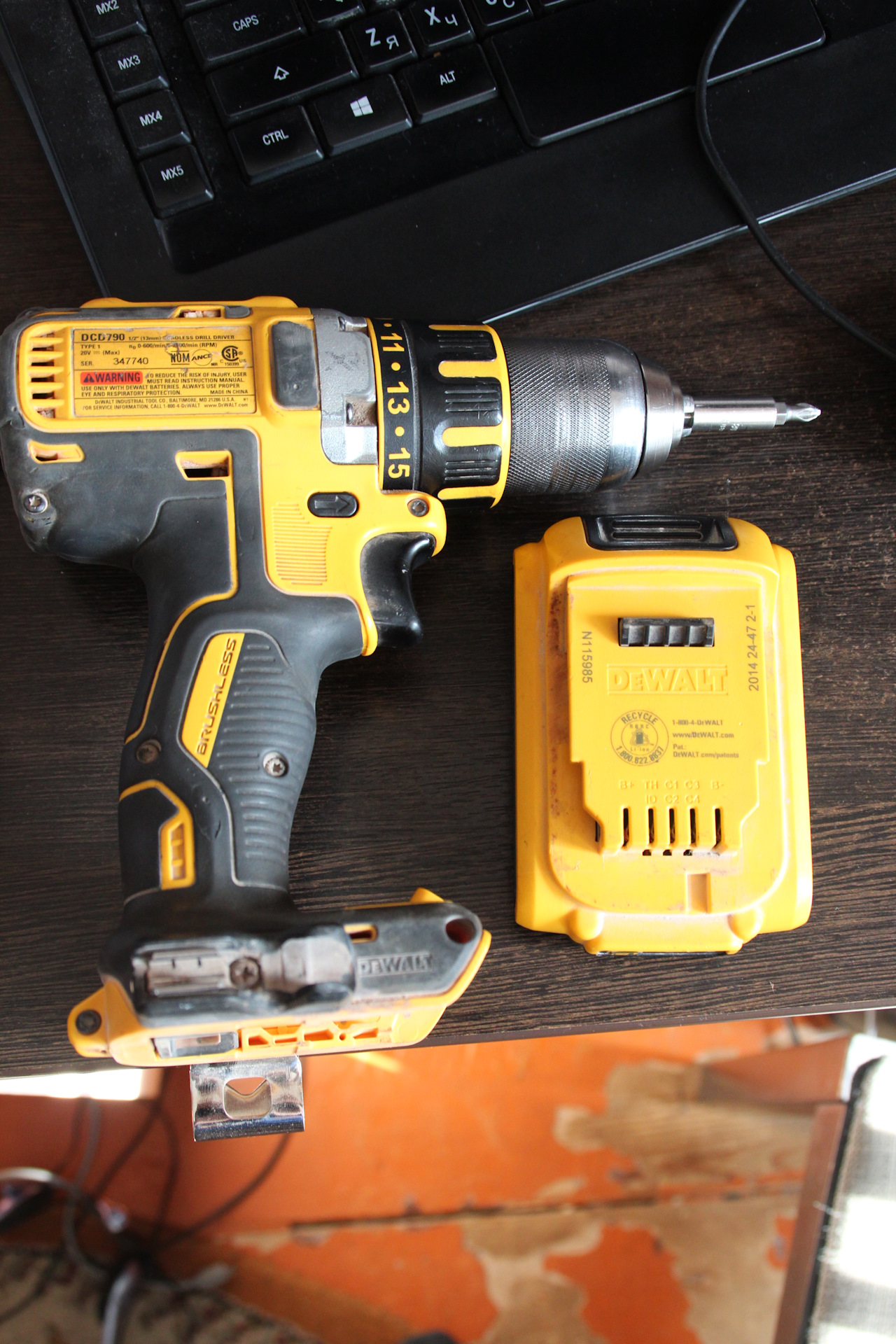 Шуруповерт своими руками. DEWALT dcd790 20v. Шуруповерт девольт 801 разобрана кнопка. Корпус DEWALT 790. Дюваль шуруповерт.