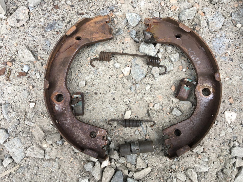 вот так выглядит система удержания колодок! — KIA Sorento (2G)