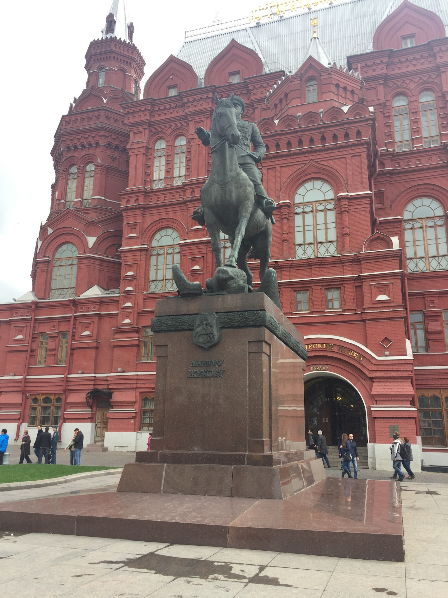 Тагил казань. Памятник Жукову в Москве на Манежной площади. Памятник маршалу Жукову тень. Памятник маршалу Жукову в Москве вектор. Музей рядом с красной площадью в Москве перед входом лошадь статуя.