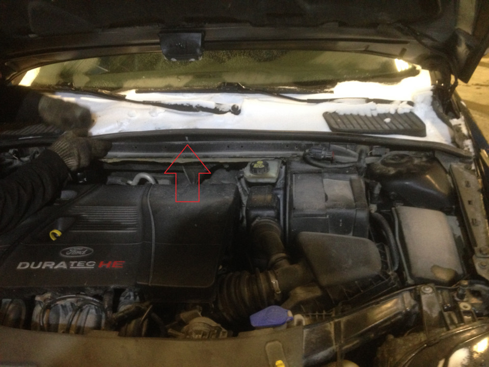 Krok 4 — Przód: odkręć łącznik stabilizatora od kolumny (klucz nasadowy + kontrujący). — Ford Mondeo Mk4 FL