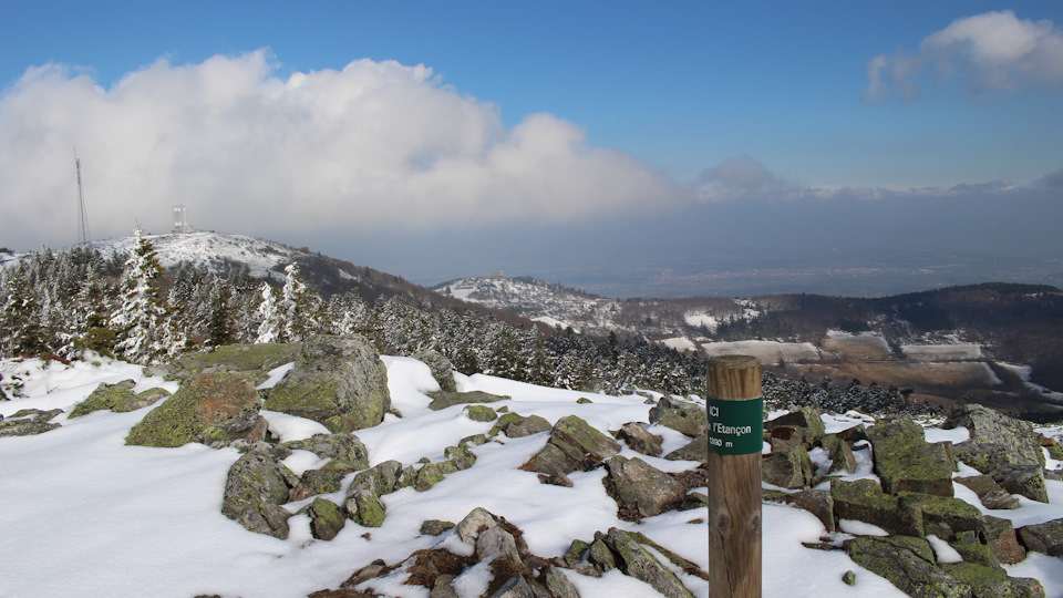 Crêt de l’Etançon, 1390 м. Слева – ретрансляционная вышка. По идее вторая по мощности после Эйфелевой башни. — Audi A4 (B9)