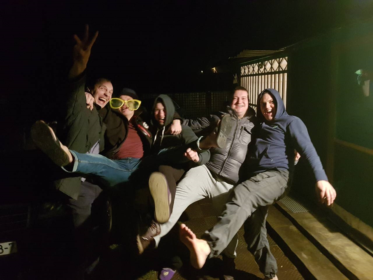 Фото с друзьями ночью на улице