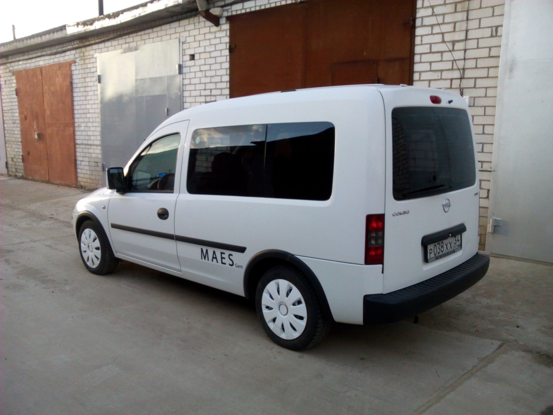 Белое комбо. Opel Combo 2010. Опель комбо белый 2006. Опель комбо белый. Opel Combo Pickup.