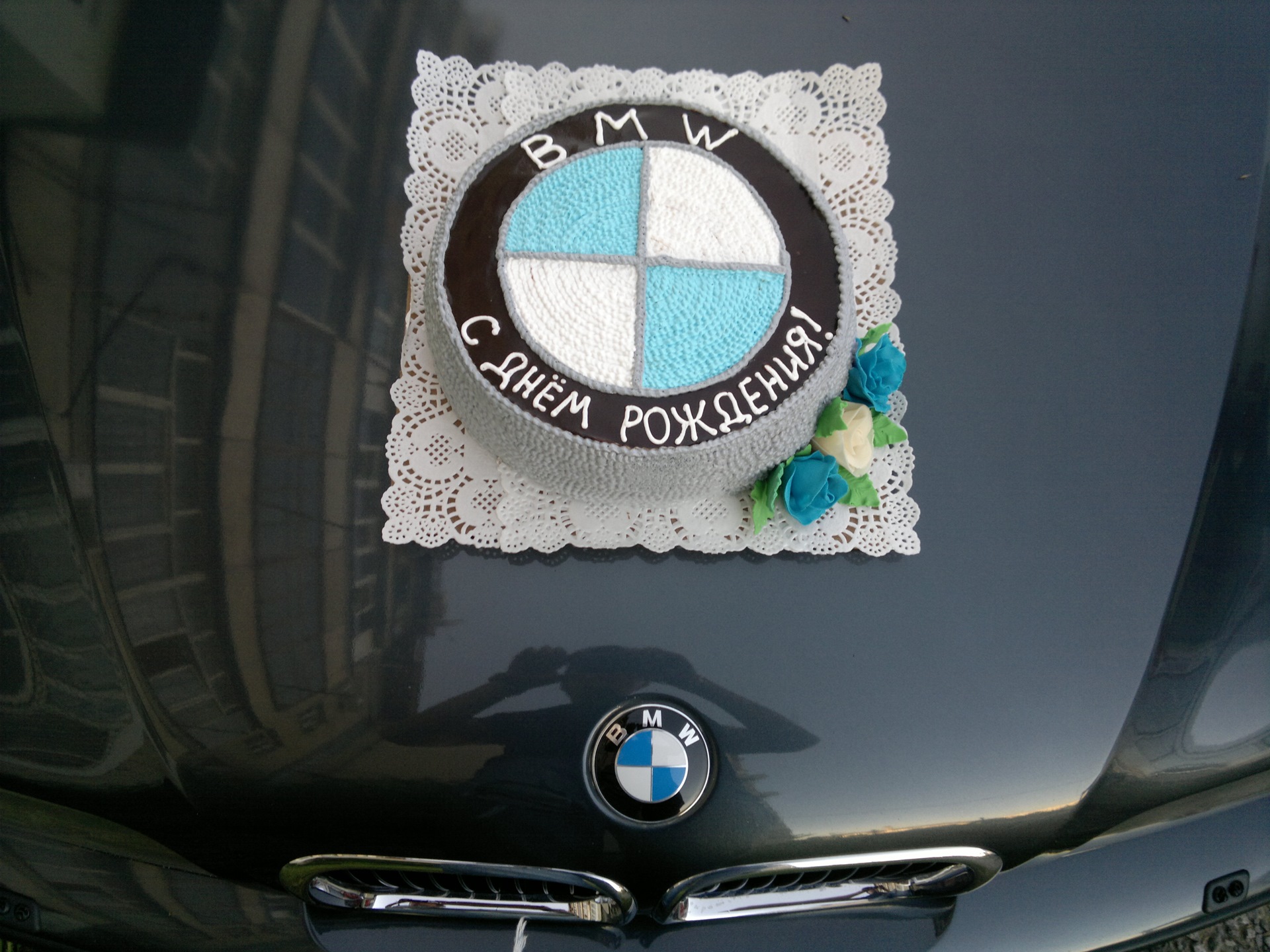 Вафельная машина. Значок БМВ на торт. Торт BMW. Торт БМВ машина. Кремовый торт с логотипом БМВ.