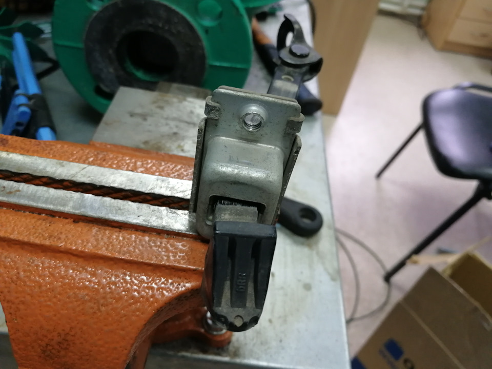 Ремонт ограничителей дверей и удаление влаги из фары — Mazda 3 (1G), 1 ...