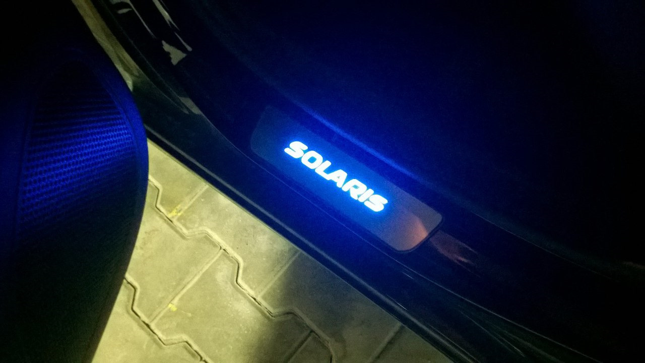 Накладка двери солярис. Пороги с подсветкой на Hyundai Solaris 2. Накладки на пороги с подсветкой Hyundai Solaris 1. Накладки на пороги с подсветкой на Hyundai Solaris. Led накладки на пороги с подсветкой 2114.