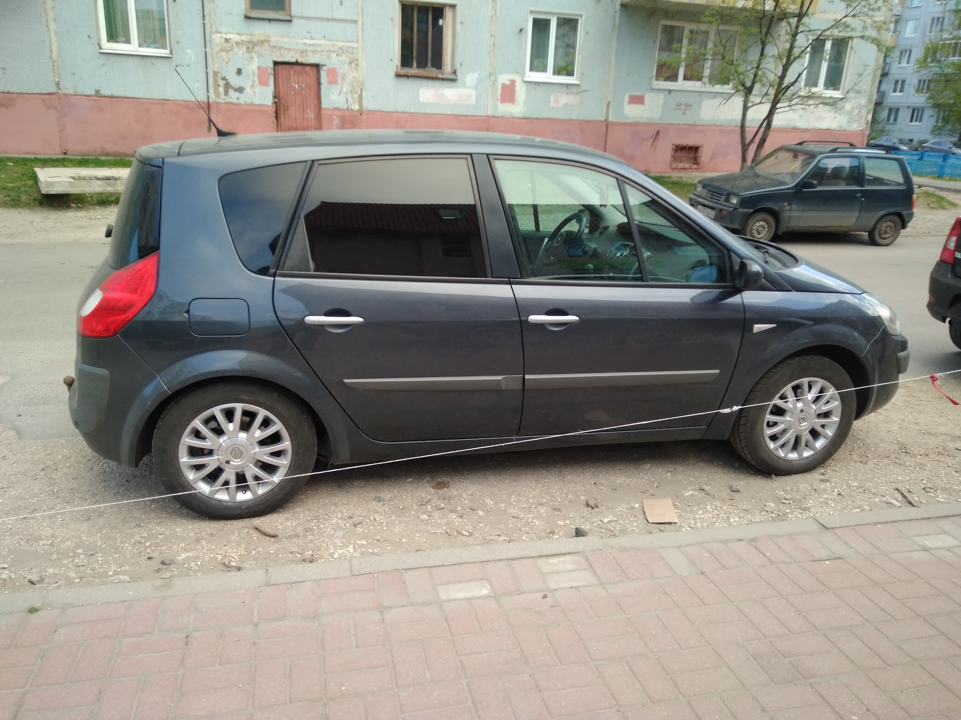 Рено сценик гродно. Рено Сценик 2 колеса. Renault Grand Scenic на штампах. Сценик на 17 дисках. Винил на Сценик 3.