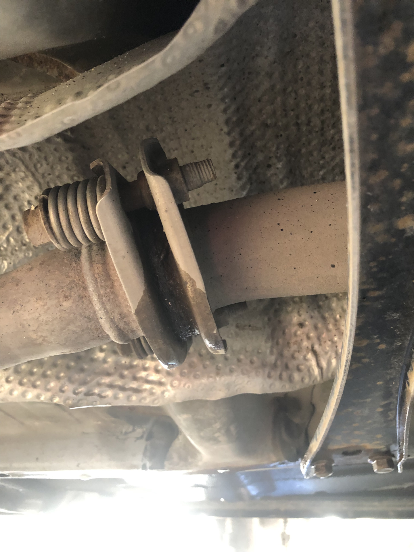 Замена уплотнительных колец приёмной трубы глушителя — Toyota Corolla ...