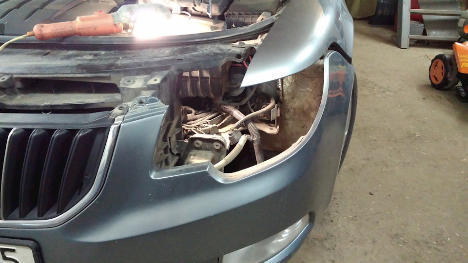 Замена линзы в фаре — Skoda Superb Mk2, 2 л, 2009 года | своими руками ...