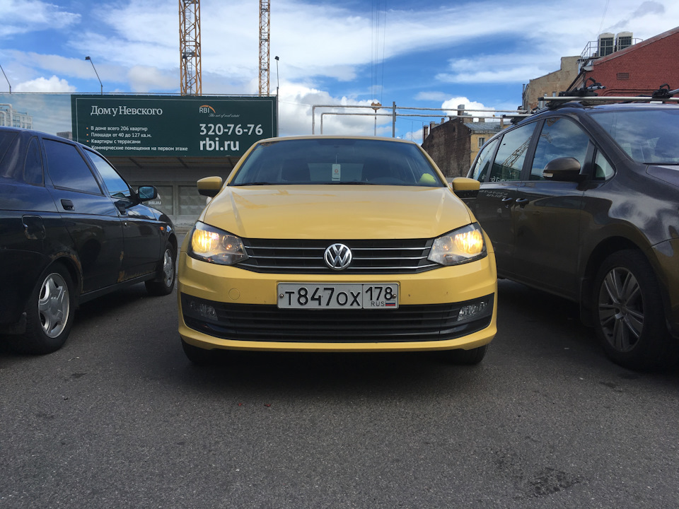 Заменил штатные лампы ближнего света на жёлтые — Volkswagen Polo Sedan ...