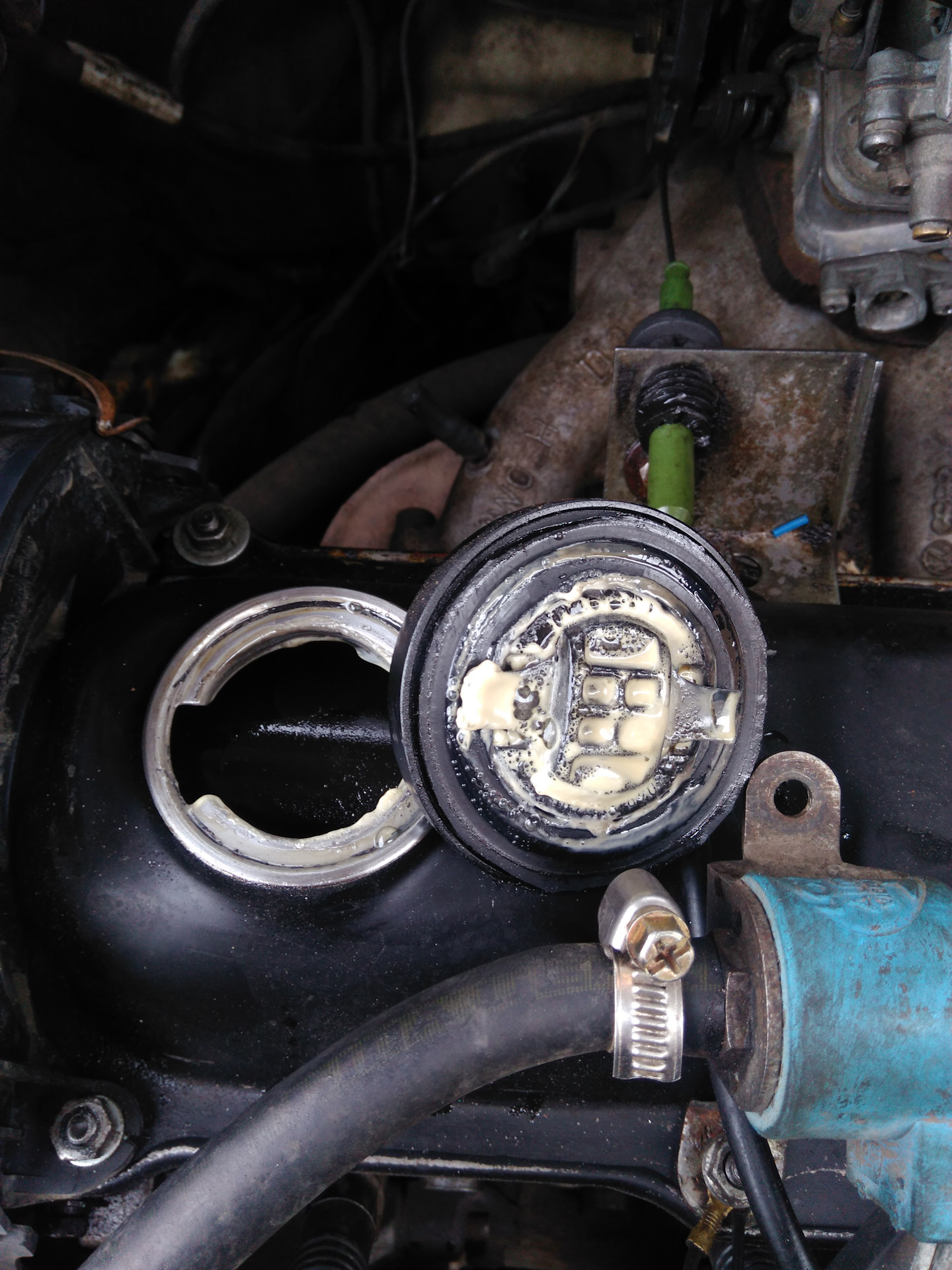 Эмульсия под клапанной крышкой — Volkswagen Jetta II, 1,8 л, 1987 года ...