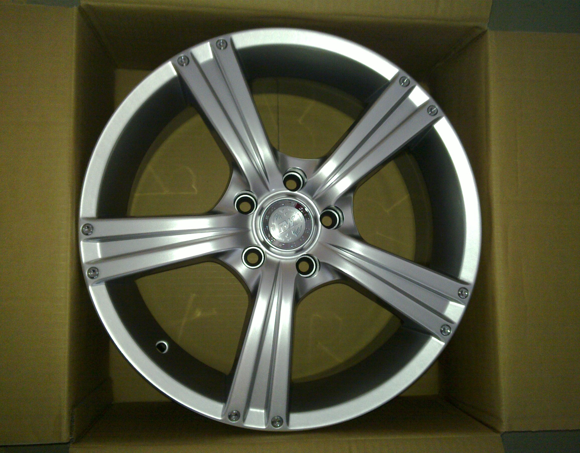 Диски какой фирмы. Racing Wheels r17. Диски фирмы Робуст.