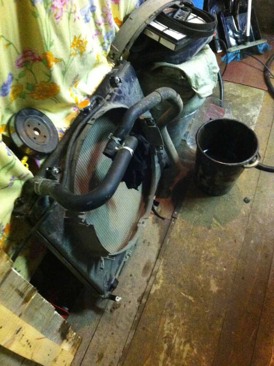 Снимаем патрубки воздухозабора. Затем радиатор, предварительно слив с него охлаждайку, там с права есть сливной вентиль. Снимал со всеми патрубками и шлангочками они не мешают! — Mitsubishi Pajero (4G)