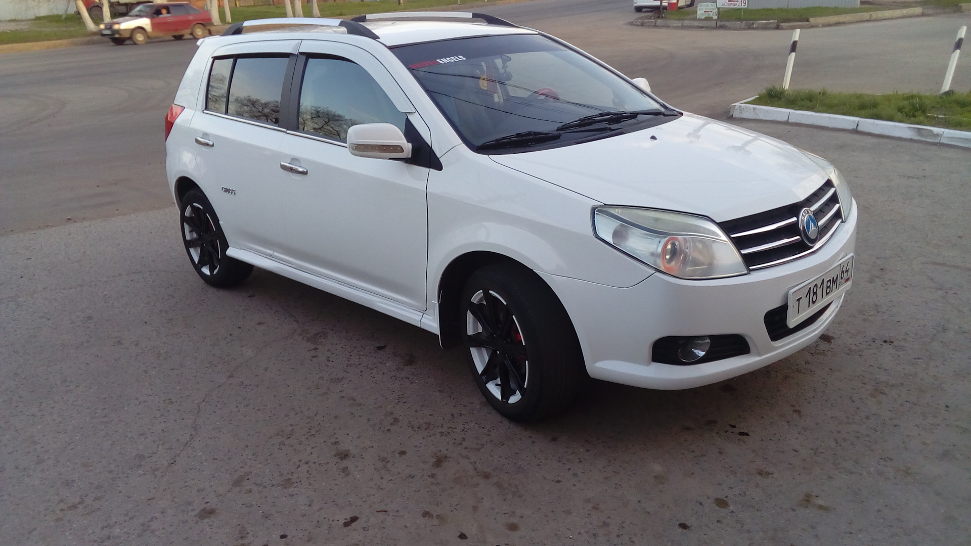 Девушка и Geely MK Cross