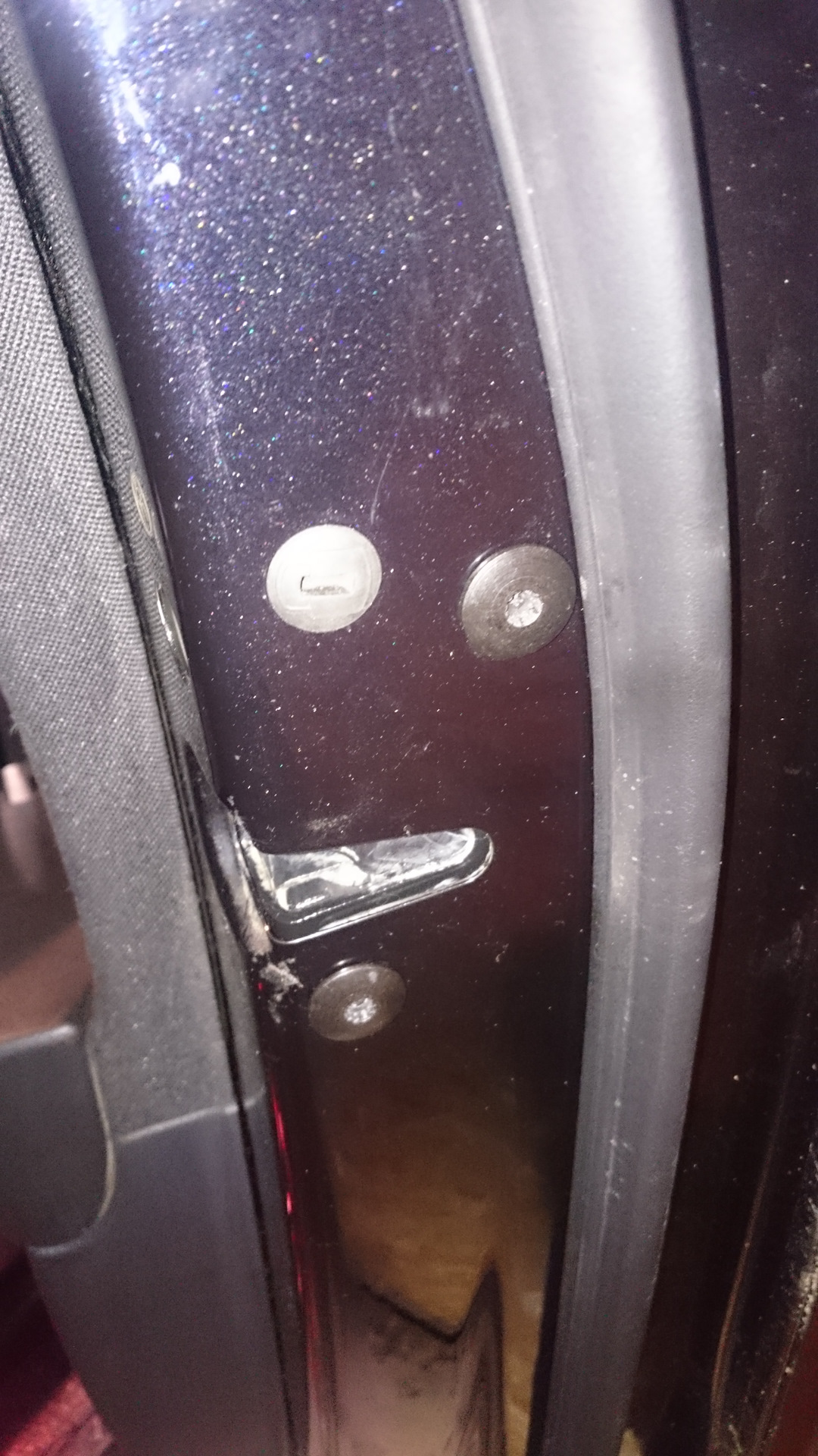 Не открывается задняя дверь фольксваген. Заглушка замка двери VW b7. Заглушки двери Пассат б6. Водительская дверь Пассат б6 заглушки. Пассат 6 передняя дверь изнутри.