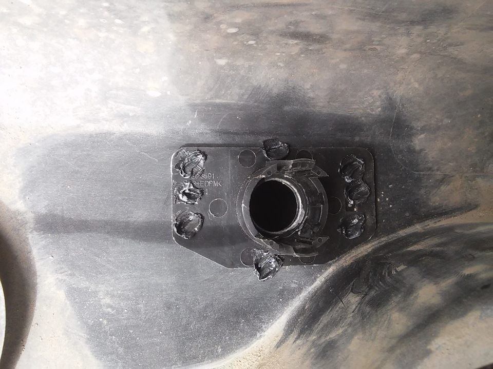 Приклеил на тонкий двойной скоч и прпаял паяльником несколько точек, на всякий случай. — Chevrolet Cruze Hatchback