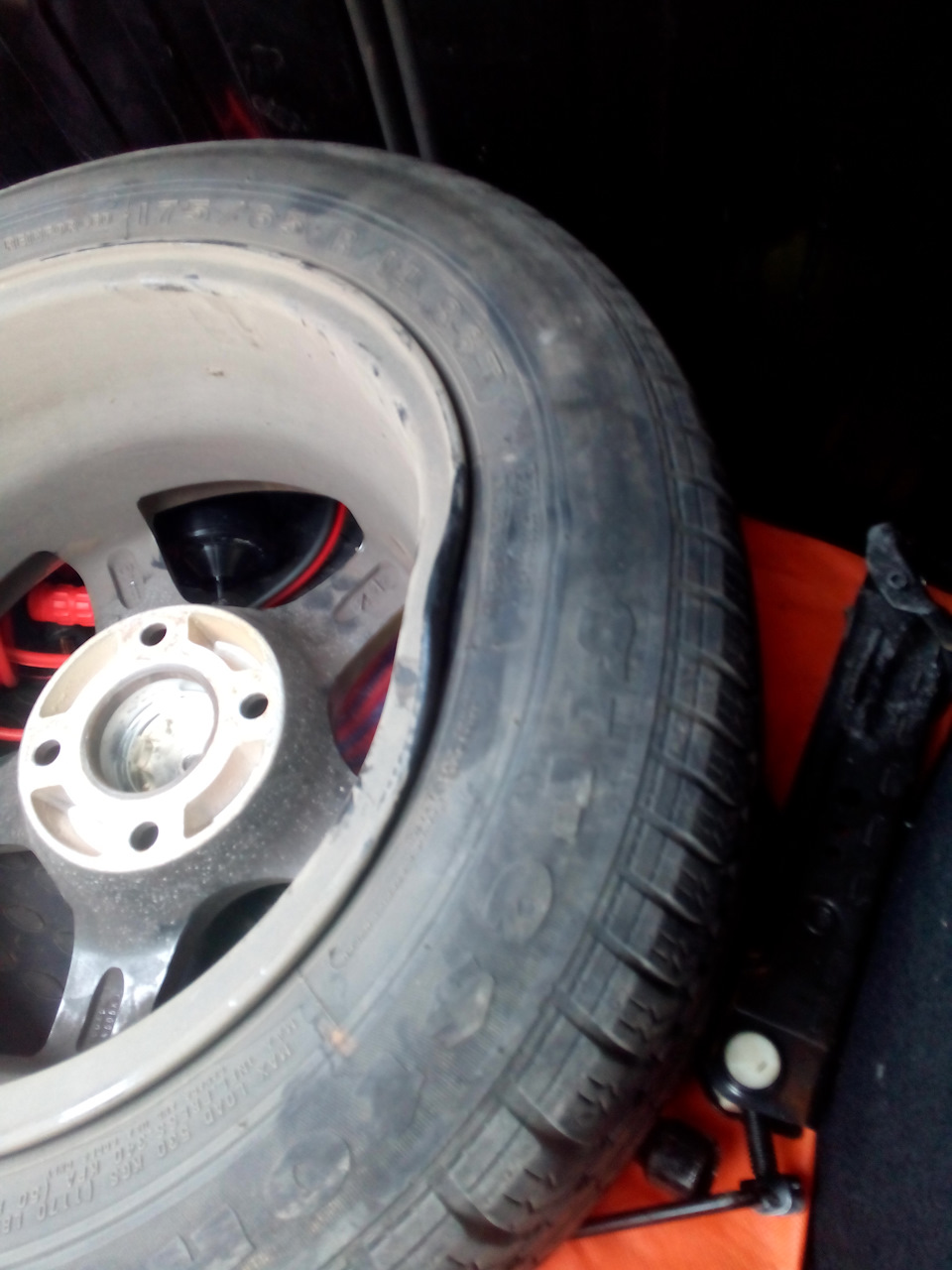 Помял диск и поставил грыжу — Ford Fiesta (Mk V), 1,4 л, 2007 года ...