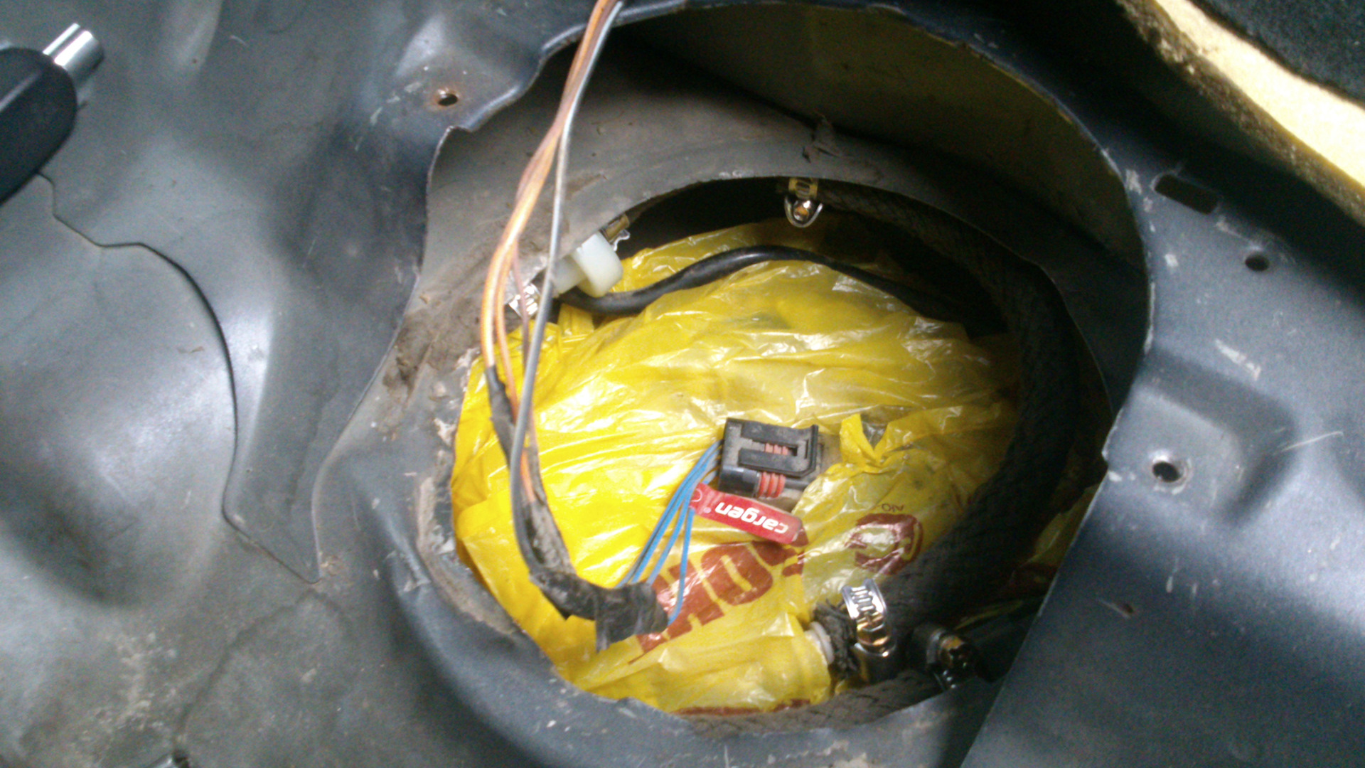 Рено меган заправочные штуцера кондиционера. Заправочные разъемы кондиционера рено меган 2. Заправил рено меган 2. Меган 2 заправочные штуцера кондиционера. Рено меган 2 красный.