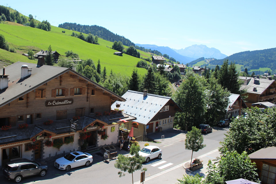 Вид с балкона направо. Я был единственным, кто повернул колеса на стоянке. А то мало ли :) — Audi A4 (B9)