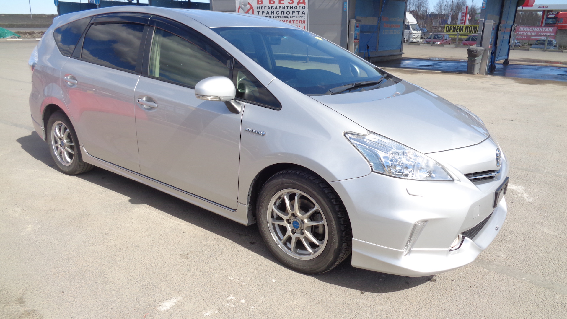 Тойота приус без пробега владивосток. Toyota Prius Alpha 2012. Приус Альфа 2012.