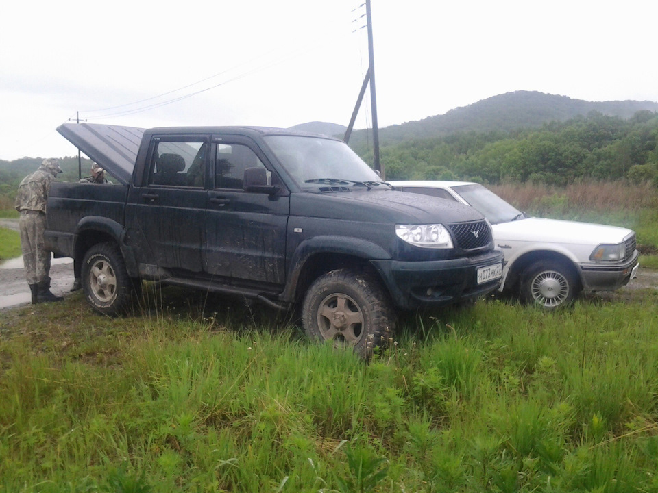 Потом уже готовили еду под дождем в пикапе) — Toyota Crown (S130)