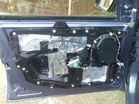 2bcc8bu 480 гремит задняя дверь на форд фьюжн