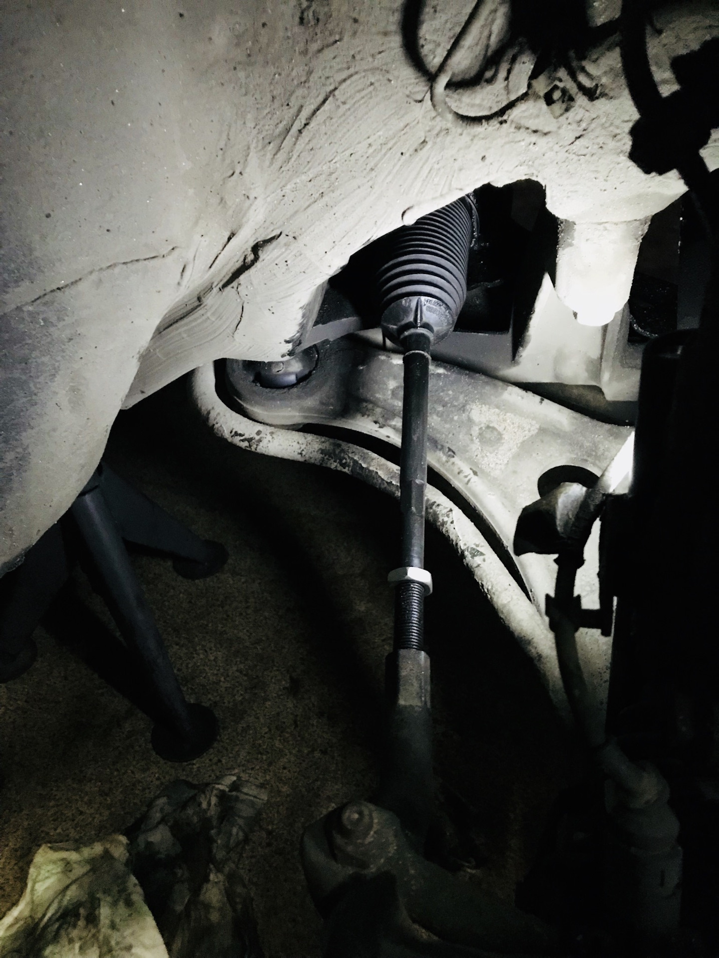 Наконечник рулевой тяги форд фокус 2. Рулевой наконечник мицубиси кольт. Как поменять рулевой наконечник без развала. Пыльник рулевого наконечника тигуан. Замена рулевого наконечника спортаж 3.