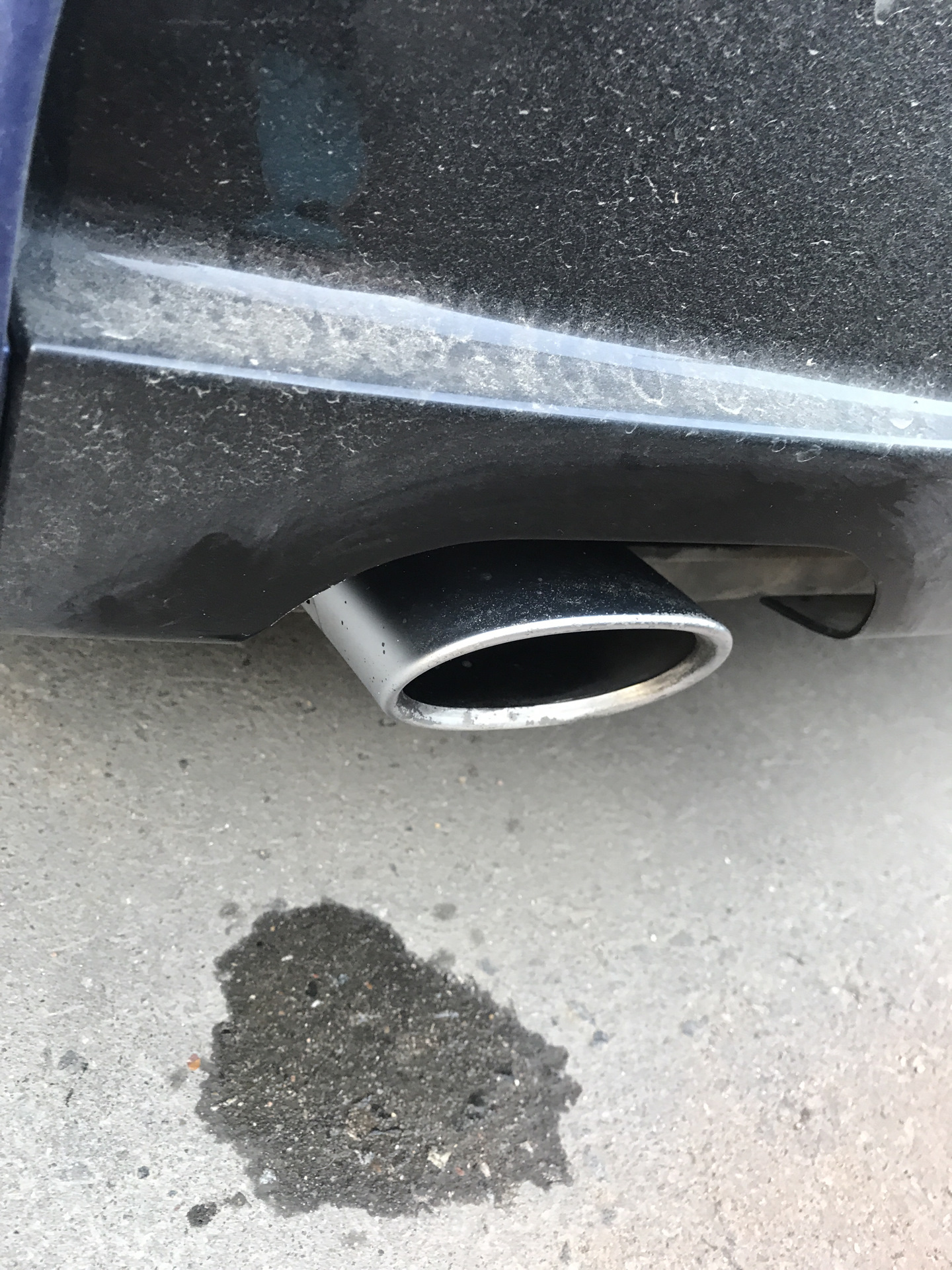 Чернота из выхлопной трубы. Выхлопная труба с дымом. Коптилка из выхлопной трубы. Сизый дым 4d35. Чернота из выхлопной трубы.