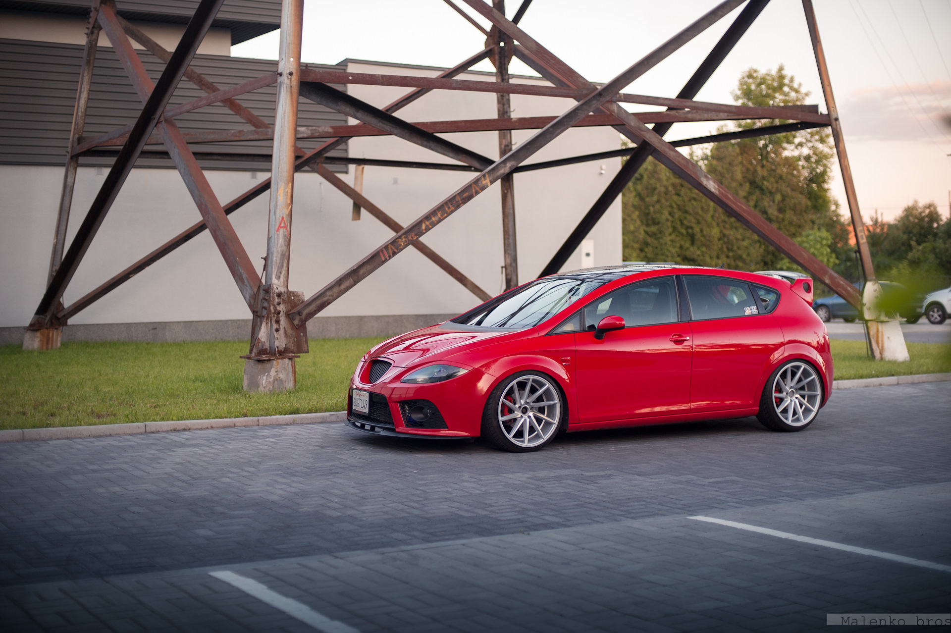 Red works. Seat Leon Cupra 2012. Seat Leon 2 stance. Seat Leon mk3 Rotiform. Seat Leon 2012 stance.