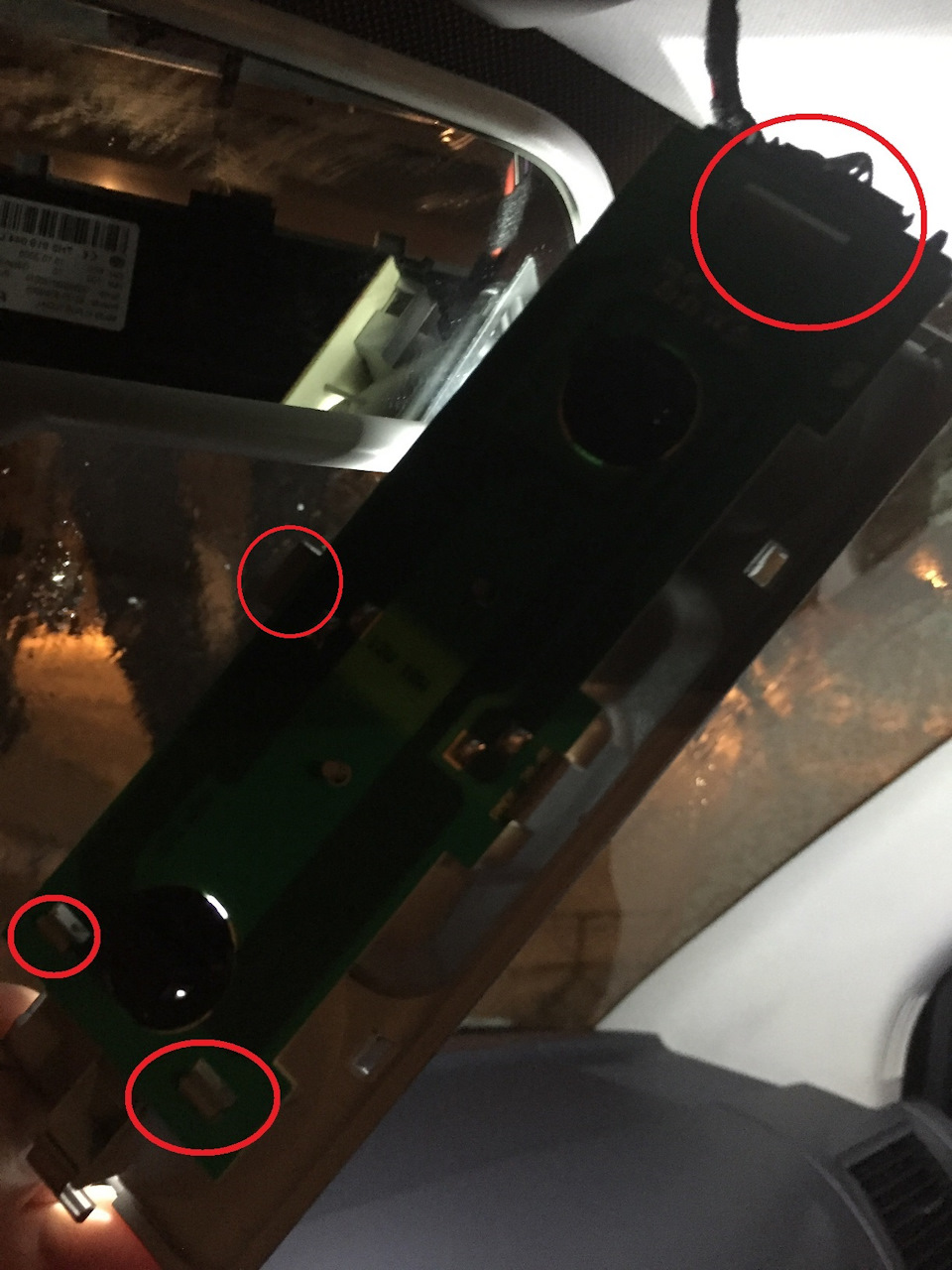 Для замены маленьких ламп, мне пришлось снимать плату. Может кто то и смог их вытащить не снимая платы, но у меня не получилось ))) — Volkswagen Multivan (T5)