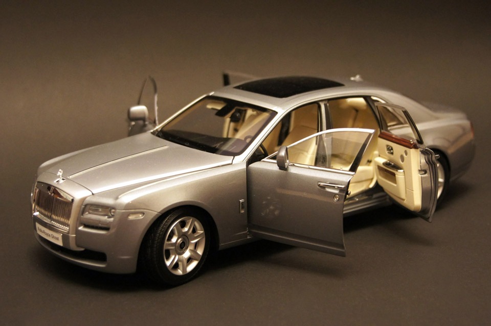 Модель копии машин. 1 18 Rolls Royce Ghost Kyosho. Rolls Royce Cullinan 1 18 Kyosho. Rolls Royce Ghost моделька. Игрушка Rolls Royce Ghost Silver badge 1/18.