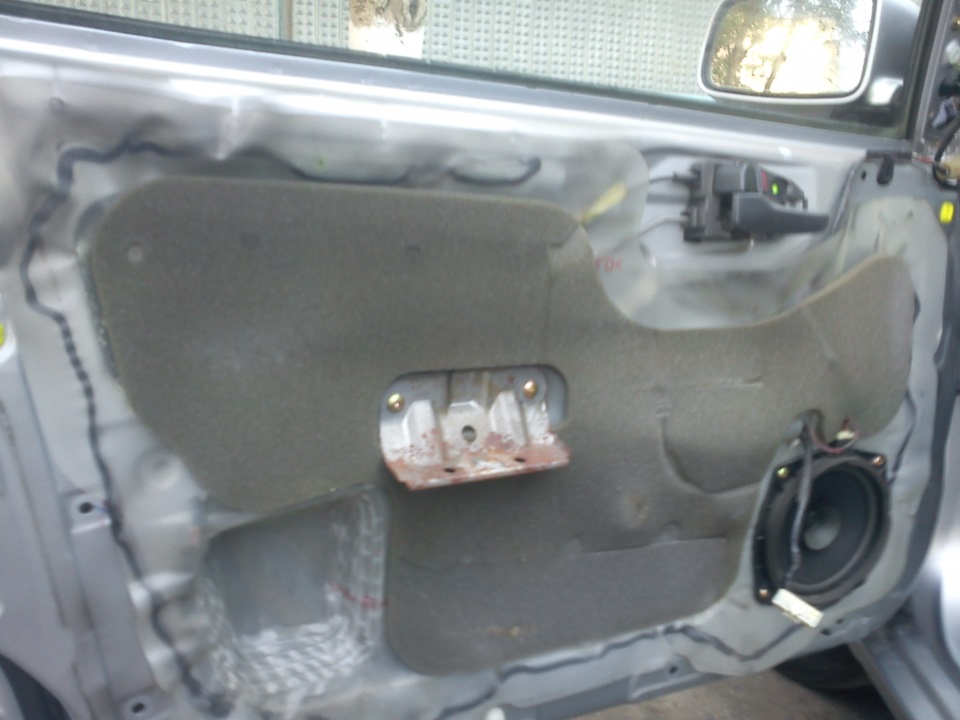 Болтание водительской дверной ручки. — Mitsubishi Lancer IX, 1,6 л ...