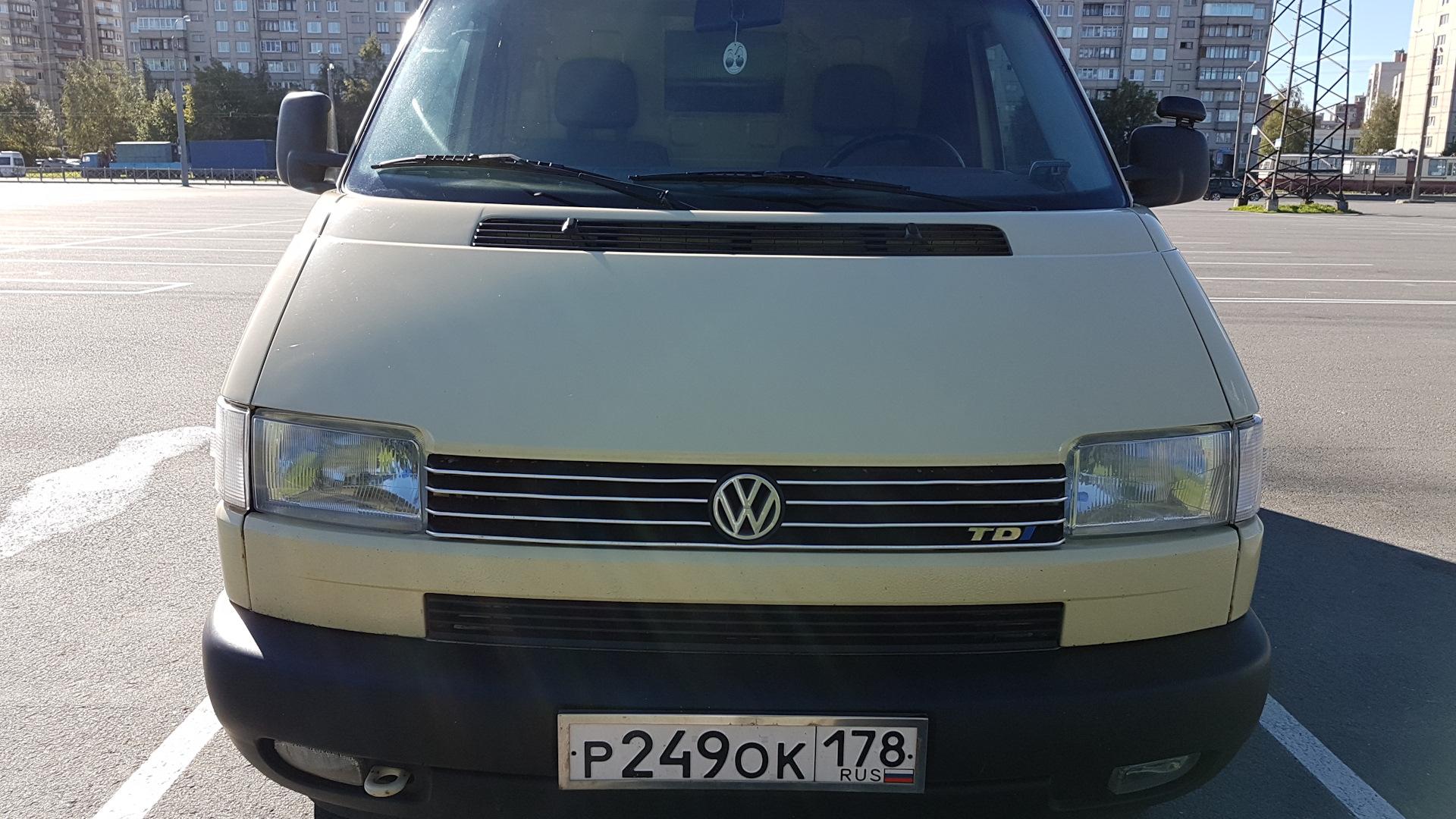 Купить фольксваген авито саратов. Volkswagen Transporter 2002 года. Фольксваген Транспортер 2002 год гос номер. Фольксваген Транспортер 2001 год гос номер. Фольксваген Транспортер 2000 года.