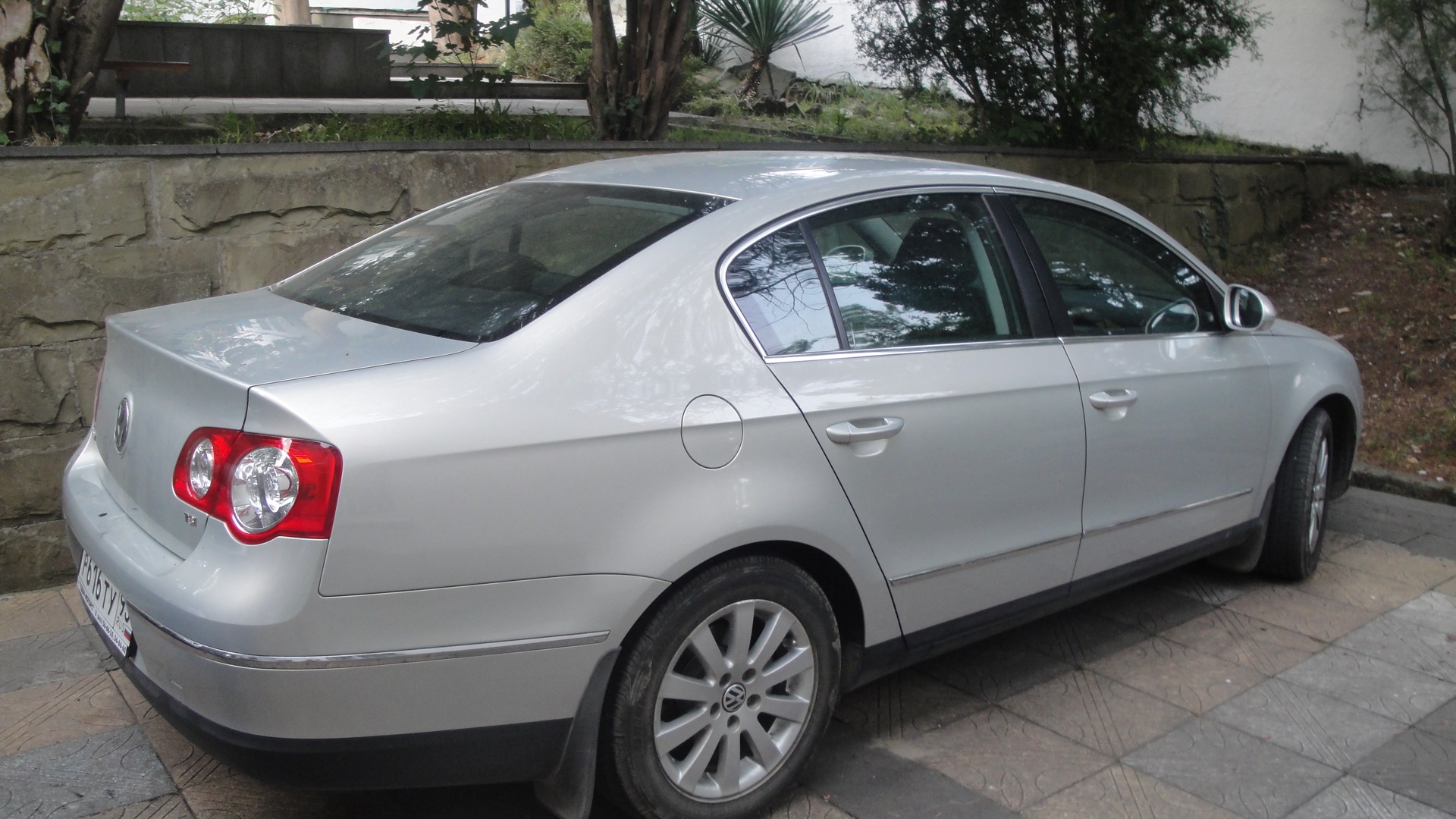 Volkswagen Passat B6 1.8 бензиновый 2010 | Серебристо желтый на DRIVE2