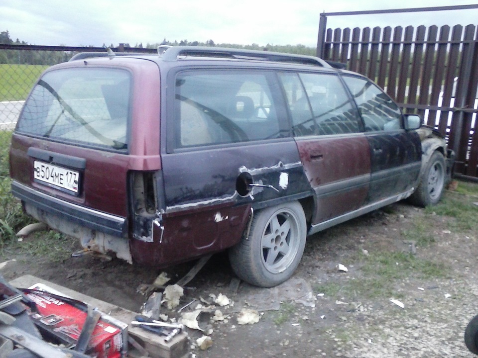 Опель сгнил. Передний фартук опель рекорд. Очень гнилой опель. Разбитый опель омега б. Опель омега гнилой.