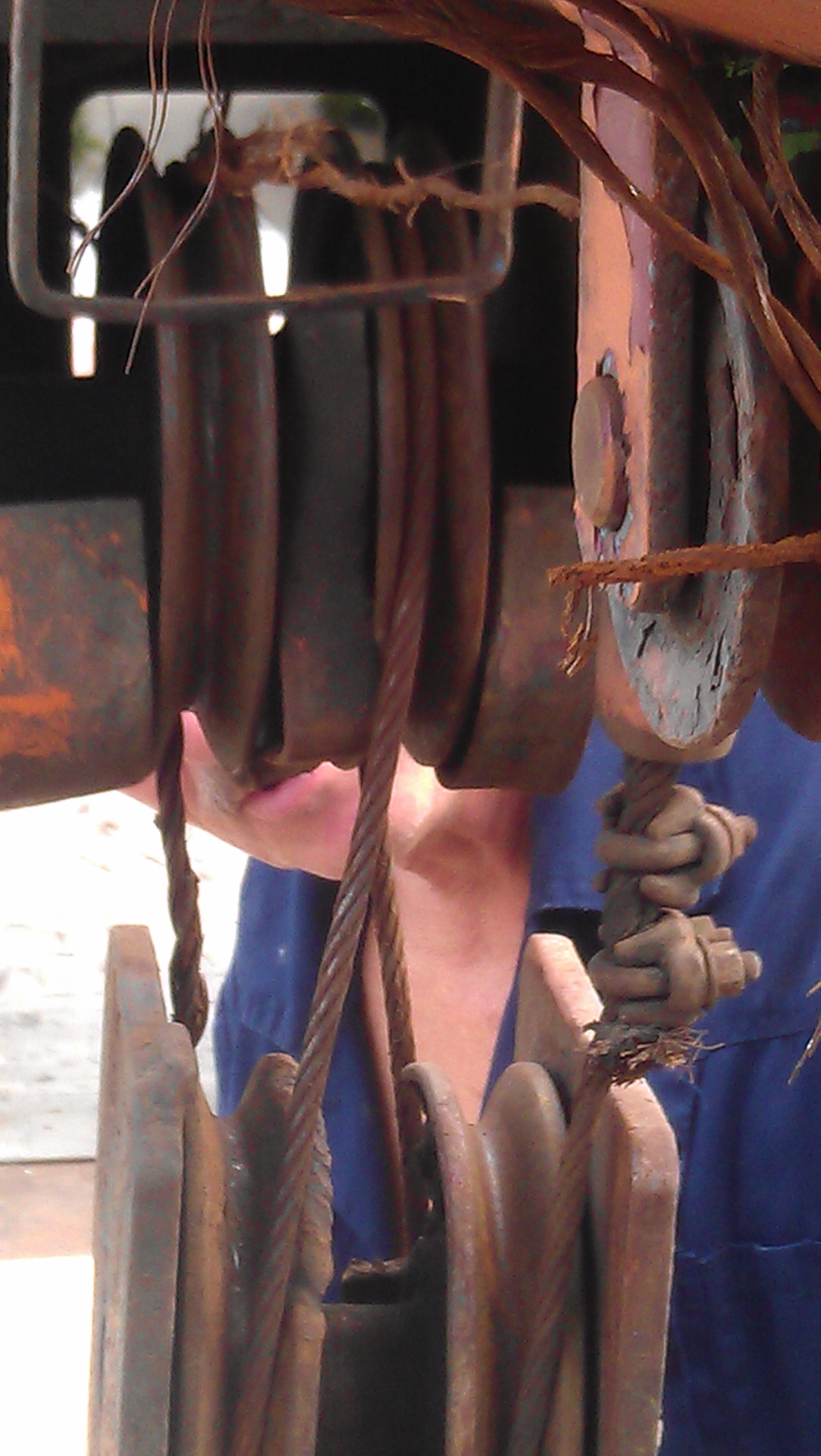 Стропы металлические. Лифтовой канат. Видео оборвались тросы. Трос стальной. Концевик оплетки троса.