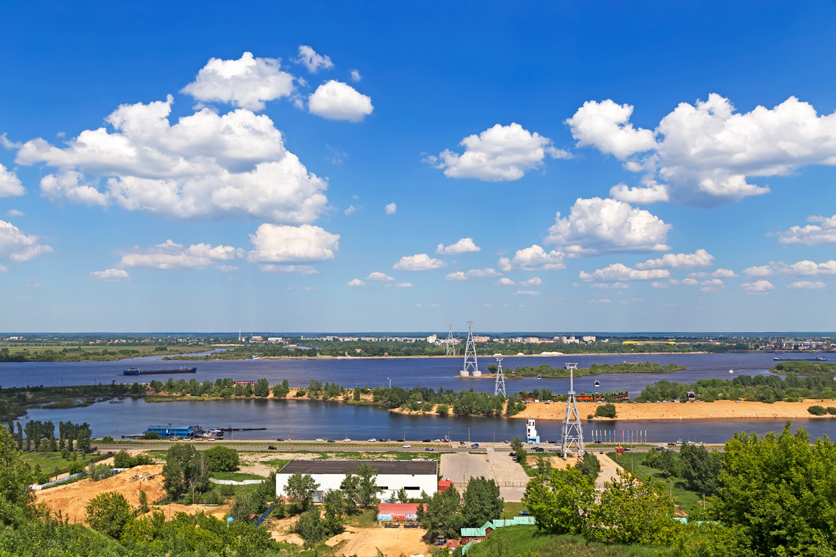 Реки волга человеком. Волга река Юг. Волга река с людьми. Волга на юге. Калаш реки Волга.