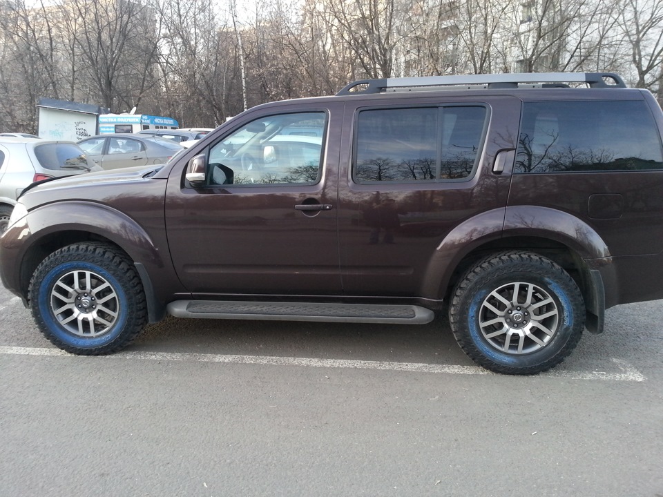 Резина патфайндер r51. Колеса Nissan Pathfinder r51. 255/70 R18 Nissan Pathfinder r51. 265/65 R18 Nissan Pathfinder r51. 255 65 R18 Ниссан Патфайндер.