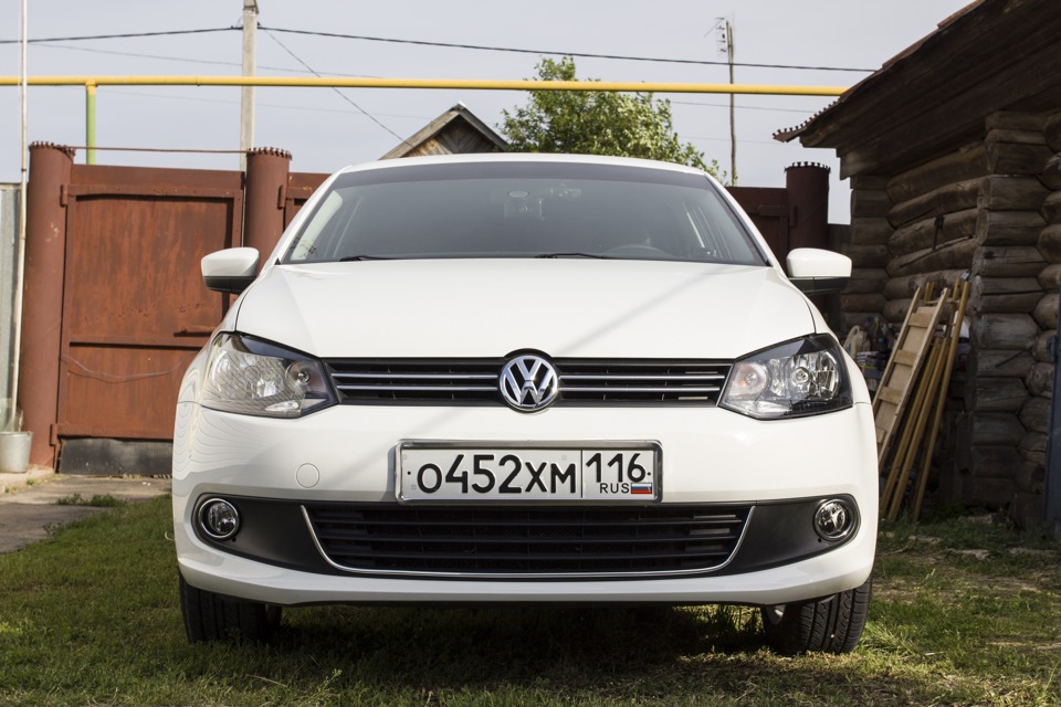 Света поло. ПТФ Polo sedan на белом. ПТФ на поло седан от калины. ПТФ поло седан от Приоры. Комфортлайн фары.