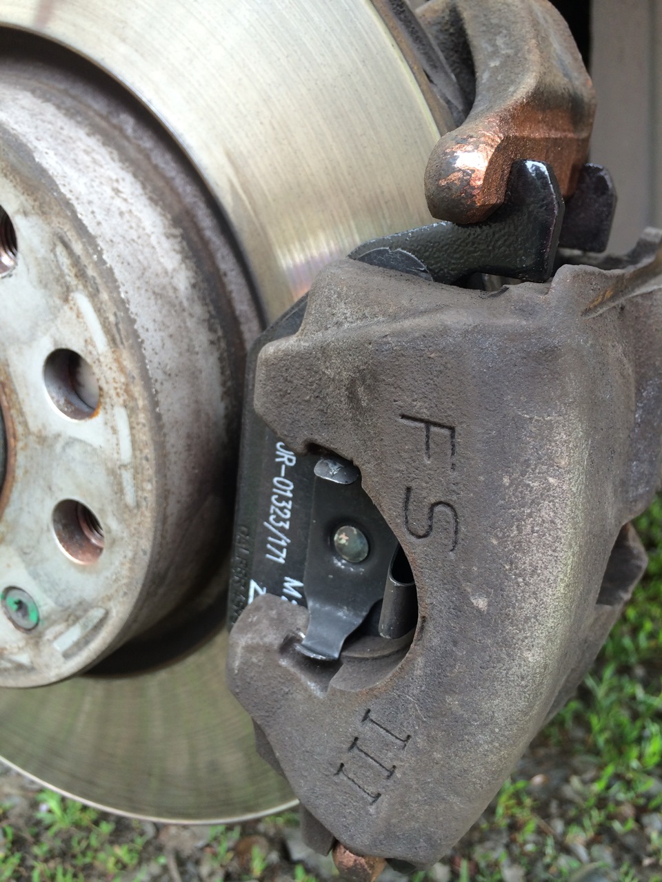 Устанавливаем новые колодки (с пружинками-фиксаторами поменьше непосредственно в скобу суппорта, с пружинками-фиксаторами побольше — в поршень суппорта). Устанавливаем суппорт с колодками и фиксируем его направляющими пальцами. Пальцы закрываем колпачками. — Skoda Octavia A5 Mk2. Запчасти на фото: O1323