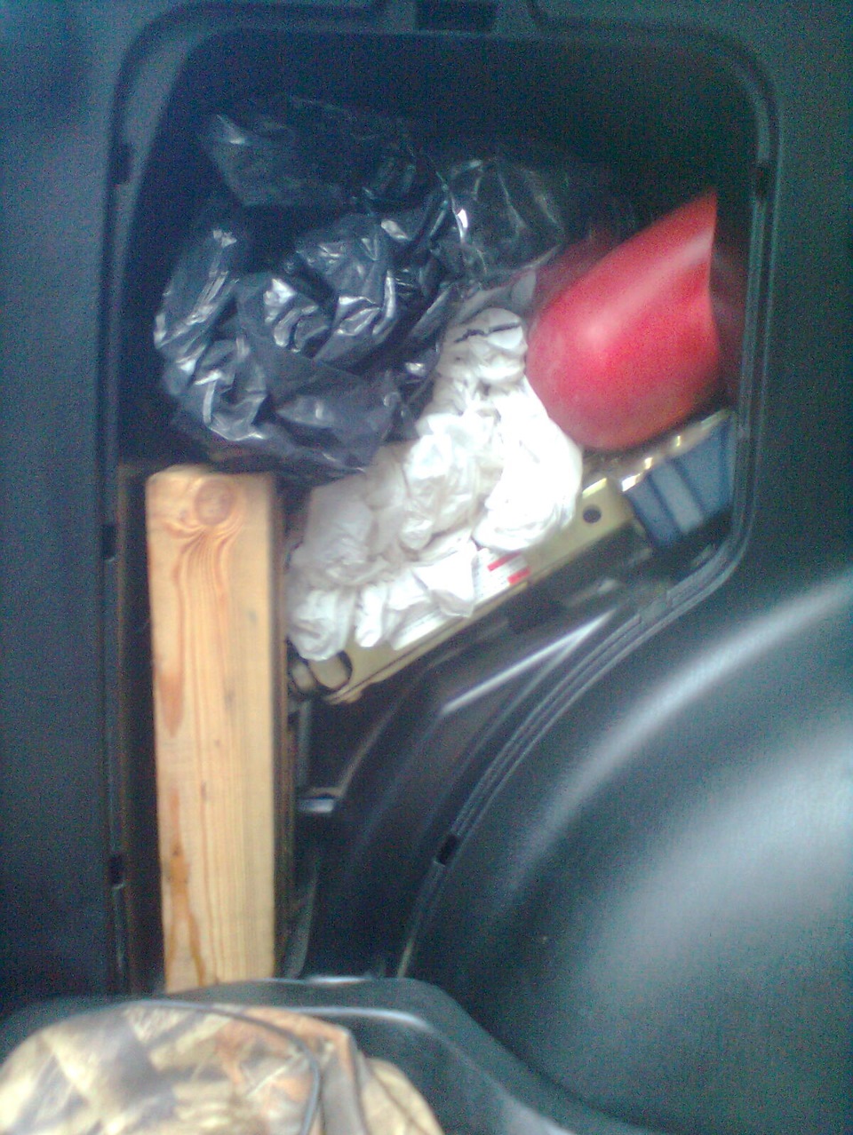 Место для бруска под домкрат. — Suzuki Grand Vitara (2G), 2 л, 2006 ...