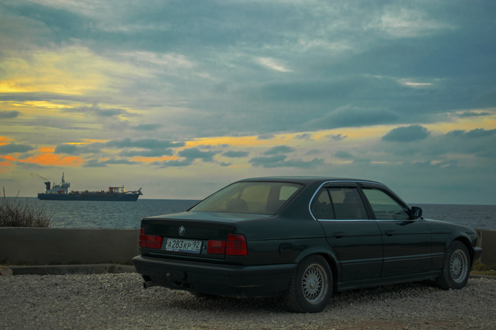 Bmw more. BMW e34 на закате. Закат BMW е34. БМВ е34 универсал закат. БМВ е34 универсал карсная закат.